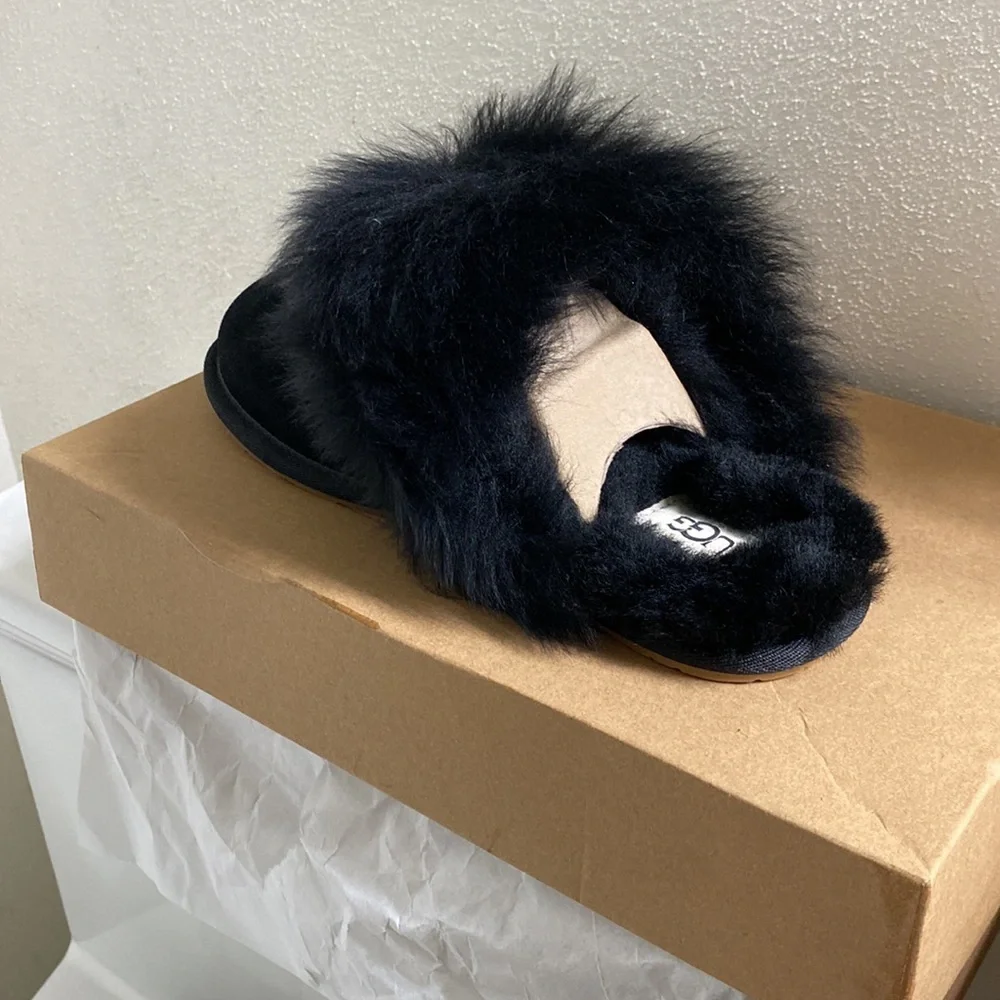 UGG SLIPPERS Size 7 - Picture 4 of 4